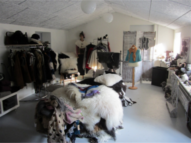 Vores butik. Vi har altid ca. 50 skind at vælge imellem.