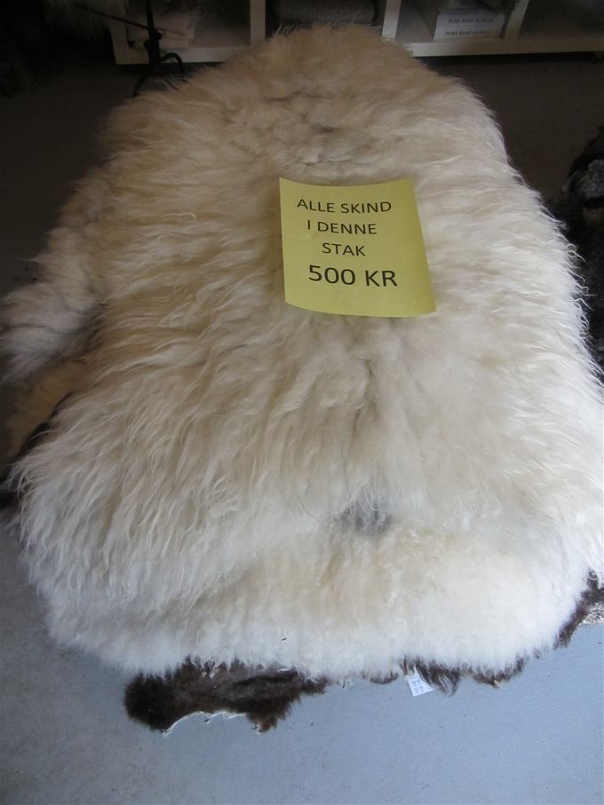Skind i forskellig størrelse og farve   500 kr. pr stk.