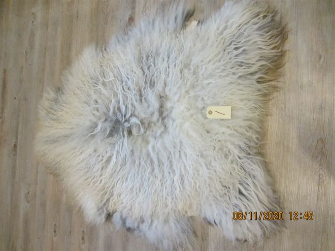 Langhåret lammeskind  90x75   Pris  800 kr.