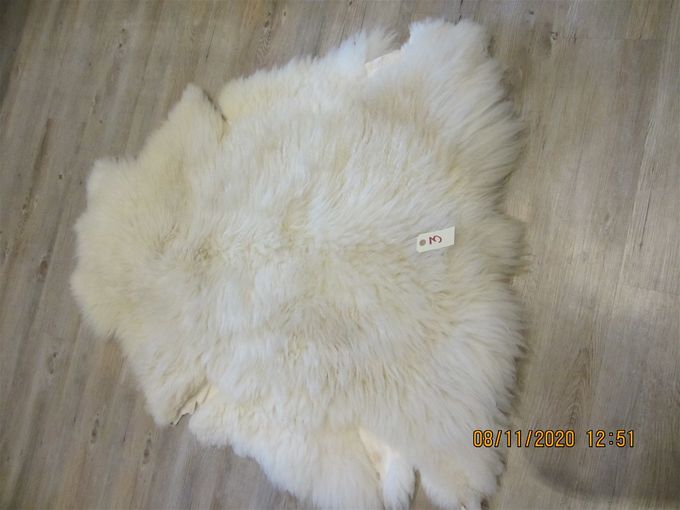 Langhåret lammeskind  102x90   Pris 1000 kr.